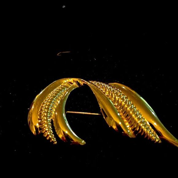 Gold tone Napier Freeform Brooch. WA199 - Picture 1 of 3